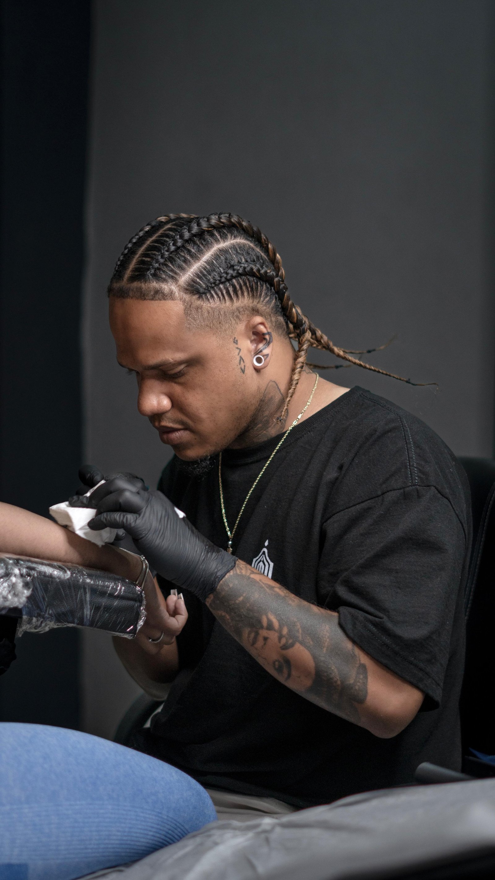 Angel Polanco tatuando